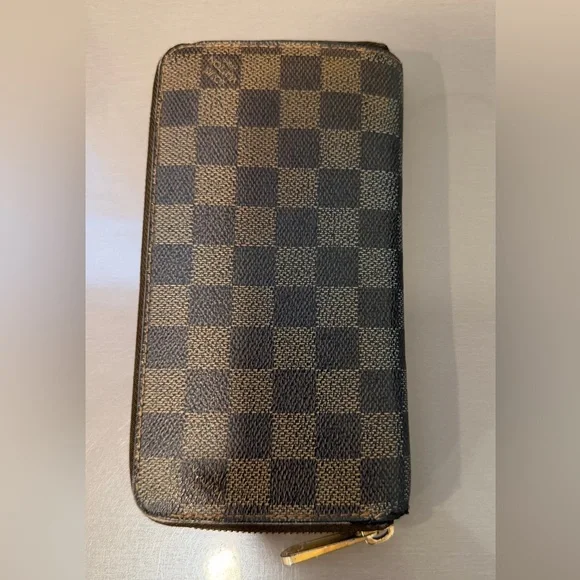 Louis Vuitton Damier zipper around wallet